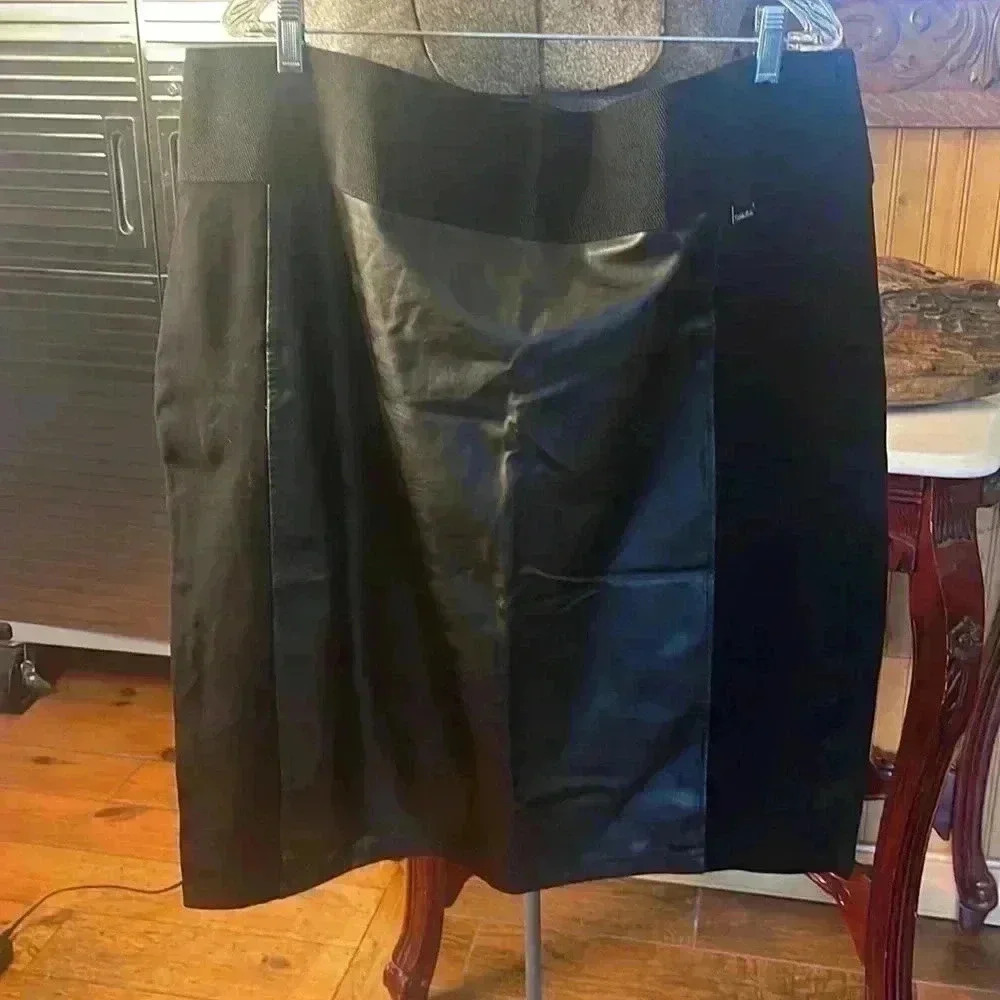 Calvin Klein women’s 2X black skirt. The skirt is stunning!